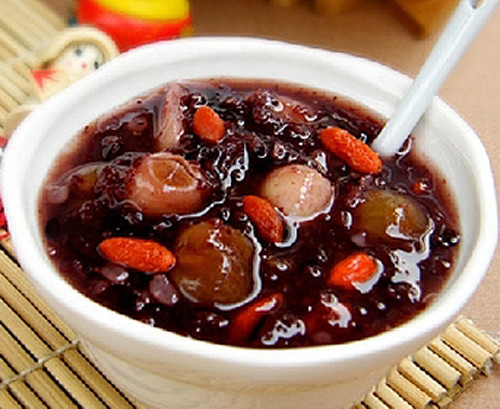 黑糯米红枣粥
原料：黑糯米、龙眼、红枣、...