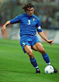 百大球星之80：保罗-马尔蒂尼（意大利队）保罗-马尔蒂尼，1968年6月26日出生在意大利米兰，是前AC米兰队长切萨雷·马尔蒂尼的儿子，在1988年的欧洲足球锦标赛上崭露头角，过去10多来一直被认为是意大利最优秀的左后卫。马尔蒂尼留给足坛的是一流的防守技术和忠诚。