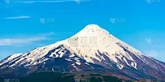 智利Vicente Perez Rosales国家公园的Osorno火山顶部。孤立在蓝色背景。