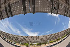 下面的太阳能电池板阵列