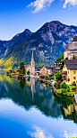 哈尔施塔特镇（Hallstatt）是奥地利上奥地利州萨尔茨卡默古特地区的一个村庄，这座在险峻的陡坡和宝石般翠绿的湖泊伫立的湖畔小镇，随处可见童话般清幽宁静的住所。——奥地利