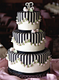 谁说婚礼中不能使用黑色，个性新娘才不管那么多。暗黑风格翻糖蛋糕，这种专属的独特甜蜜，相信只有特别的你才懂。