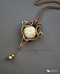 绕线首饰（Wire Wrap）就是金属丝缠绕制作出的饰品。 国外更喜欢纯手工制作的饰品，这种简单的只是用金属线（多用铜线、纯银钱）缠绕天然石材等就可以设计出非常精美的各色饰品。这批饰品同出俄罗斯一位女设计师…@北坤人素材