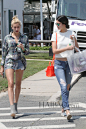 当地时间7月2日，肯达尔·詹娜 (Kendall Jenner) 与Hailey Baldwin在The Hamptons出街买饮料。
