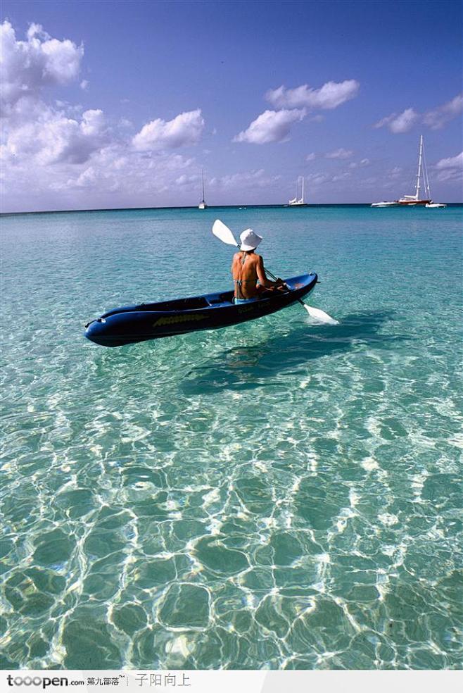在海上划船的女性