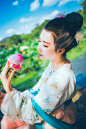芙泽之陂，溪客居之。异花同蒂，菡萏鞭蕖，嘉莲双生，祥瑞千里，并蒂瑞莲，芙溪之仙。
