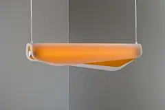 2从海藻那里得到灵感，设计师Christian Vivanco设计了这款Algae（海藻）吊灯，它看起来就像是一个悬挂在空中的海藻。它由两层组成，里面一层是有色的透明层，外面是白色，表面做了磨砂的工艺处理，看起很有质感，而且和五颜六色的藻类一样，Algae Lamp也拥有非常多的颜色提供选择，总有一个会是你所喜欢的。