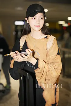 41岁的赵薇素颜更显白，关晓彤偷穿鹿晗的衣服？海报时尚网华语明星街拍合辑(10月16日-10月22日)！
