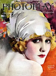 《Photoplay》，1920年11月
伴随着电影产业的繁荣发展和用电影明星肖像画作为杂志封面的趋势，影迷杂志《Photoplay》于1920年至1930年间达到了顶峰。这幅柔美的肖像画封面是由钉上艺术家Rolf Armstrong依照瑞典籍女演员Anna Q. Nilsson创作的，封面的女郎如同静夜的星辰，望向你，似有所思。
钉上艺术家（pin-up artist）从20世纪20年代开始，在美国流行手绘的美女招贴画、宣传画、电影海报之类，因为常被人钉在墙上，就得名“pin-up”（PIN的意思就是大