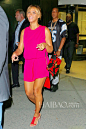 当地时间6月4日，天后碧昂丝 (Beyonce) 一身亮眼桃红连衣裙与丈夫Jay Z在纽约出街。