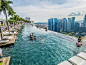 黄金和血水？37个脑洞大开的泳池_财经频道_凤凰网  新加坡滨海湾金沙酒店，这里的无限泳池位于酒店57层。在这里，你可以俯瞰新加坡的天际线。