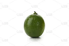 新鲜的绿色鳄梨孤立在白色背景