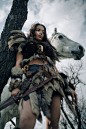 一名女子站在森林里，在她的马旁边有一把剑。