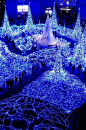 Christmas Caretta illumination Blue Forest, Tokyo, Japan。日本东京汐留Caretta广场“光之回廊”。从每年十一月到隔年二月，在东京许多的景点都会有点灯活动。2014年长达两个月的汐留Caretta的点灯主题『光の渓谷』，由25万个LED彩灯营造出梦幻世界，从晚上五点到十一点，每隔二十分钟会有一场长达六分钟的灯光秀。圣诞节来日本也是不错的选择哦。