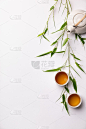 亚洲食物背景，以绿茶，茶杯和茶壶竹枝