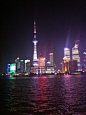 上海东方明珠为位居亚洲第一、世界第三的高塔。在夜幕降临时，可以带着相机去拍夜景灯下球球的绚丽灯光。