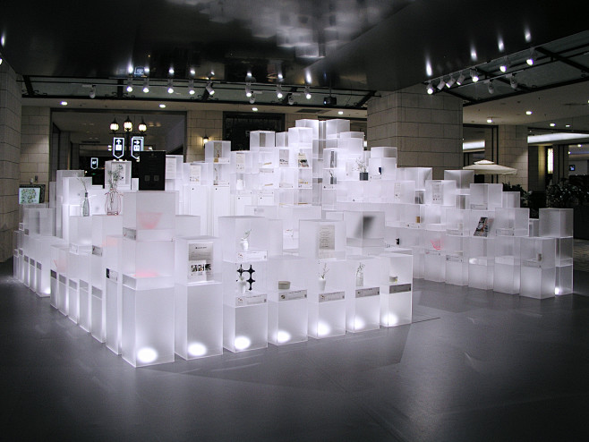 设计师用168个盒子在商场堆了一座富士山...