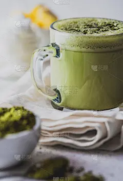 防弹抹茶。生酮生酮饮食热饮。抹茶混合椰子油和黄油。一杯防弹抹茶和配料在白色背景