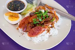 红烧肉和煮蛋配米饭