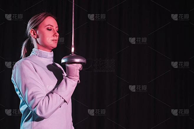 击剑者身穿击剑服，持剑孤立于黑色素材-花瓣网
