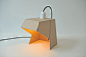 纸板折叠台灯 -设计师Terkel Skou Steffensen采用可再生纸进行简单的结构设计就形成了创意酷介绍的这款台灯，折叠的方式在不使用的时候便于收纳，更便于在包装和运输。