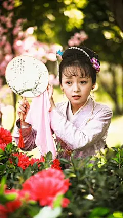 #小戏骨红楼梦##钟宝儿薛宝钗# 宝儿壁纸四张，已经裁成16比9大小，去掉水印，可以直接做壁纸用，当然也可以哪来美美地欣赏。 ​​​​