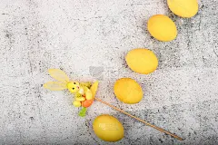 问候复活节贺卡的概念。彩色复活节彩蛋和兔子玩具，俯视图