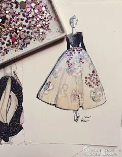 #婚纱礼服手绘图# 手绘图+亮片珠子镶嵌入画，简直太美啦~要不回家试试？（图片来自：Katie Rodgers优雅缤纷的创意时装插画) ——Katie Rodgers是一名优秀的美国插画师，她擅长将水粉作画融入大量加入了亮片、水晶、金粉、蕾丝、花朵等元素，令画作更加立体和多变。微博关注：@成都上锦婚纱定制