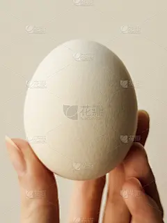他手里拿着鸡蛋
