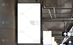 机场候机楼黑屏广告模型。大楼内的广告牌展示。海报媒体模板。