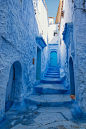 hefchaouen是位于摩洛哥北部的一座古城 ，拥有悠久的历史、美丽的自然环境和建筑 ，但此处最为人称道的还是充满了建筑墙壁上的深深浅浅的蓝色。像这块地区的其它城镇一样，这里的建筑是伊斯兰文化以及西班牙地中海风情融合后的杰作，但唯有蓝色墙壁是Chefchaouen独有的。据说是随着1930年犹太难民的迁入而引入 ，因为蓝色对他们来说不仅象征着天空、也象征着天堂；而现在也有不少人认为其实是因为蓝色的墙壁能起到驱赶蚊虫的效果（蚊子不喜欢清澈的水）。但不管是什么原因，古镇蓝色的墙壁确实散发着迷人的魅力，吸引了