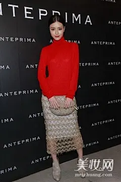 针织衫加半身裙 女星最爱早秋穿搭(7)