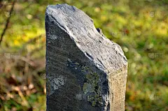 玄武岩呈柱状，是由岩浆逐渐冷却而形成的。岩石的逐渐收缩形成了灰色的六角形柱子。石制品生产的支柱和铺路