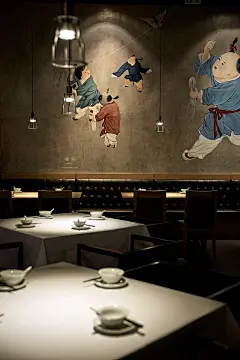 徽风皖韵 餐饮 徽派 复古 中国风 新中式 【餐厅内以古朴的灰砖背景墙去协调深沉安静的木质桌椅，自然和谐，天然去雕饰的纯朴之风弥漫了每个角落；景观墙采用徽派历史悠久的砖雕艺术装点，营造出徽派文化独有的雅致氛围。细节处的粉墙黛瓦设计更独具匠心，营造出“行云有影月含羞”的古风之美。】