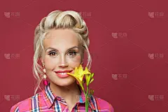 海报女郎微笑着拿着黄花。漂亮的复古模特肖像