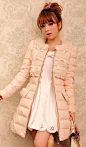 甜美蕾丝拼兔毛羽绒服，毛毛装饰的袋盖，给人温暖的感觉，修身的版型，上身超显瘦哦。www.gunxueqiu.com
