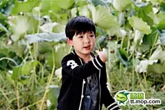 [营造一个适合男孩成长的舒适空间] 一位家长讲过这样一个故事：当儿子5岁的时候，我带他去亲戚家做客，并在亲戚家住了几天。第二天吃早餐时，儿子弄洒了一杯牛奶，按照我家的规矩，弄洒了食物是要受到惩罚的，只能吃面包，喝白开水。儿子非常爱喝牛奶，亲戚也非常喜欢他，就又给了他一杯牛奶。儿子有些动摇了，他迟疑了一会儿，看看牛奶，又看看我，始终没有喝。我假装没有看见，继续吃我的早餐。亲戚看到这种情况，再三劝孩子喝牛奶，可孩子还是不肯喝。亲戚非常不理解孩子的行为，问道：“难道你不喜欢喝牛奶吗......