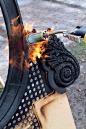 乌克兰设计师Yaroslav Galant的“Born 2B Burn”炭烧家具，使用超过1000度的高温使木料表面碳化，并喷涂自制的保护涂层。碳化的家具有更好的防虫抗氧化性能，独特的哥特美感也非常迷人～