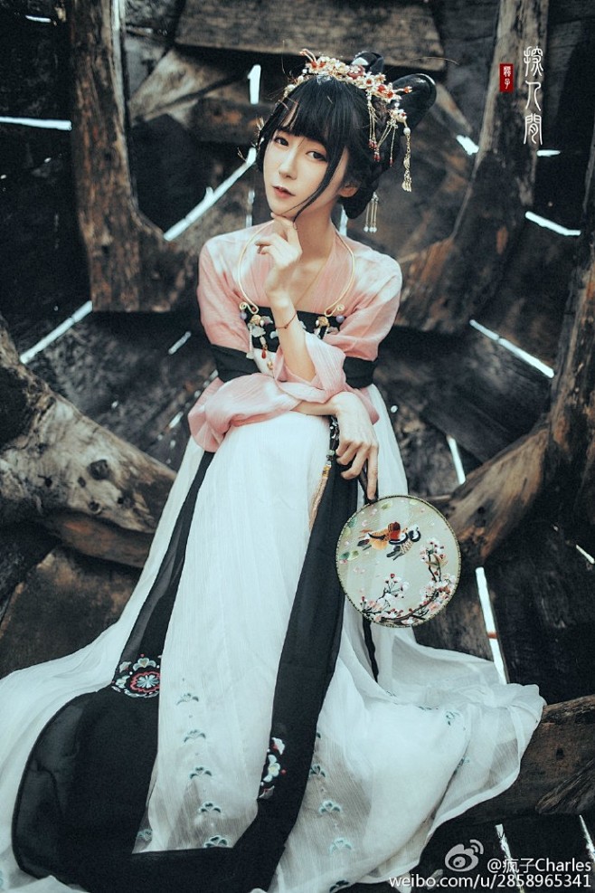 
《探人间》
吹来落花临落款，青娥低映越...