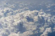 白云和天空，飞机窗外的景色