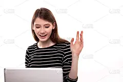 可爱的女人用电脑手举起了好消息股票形象