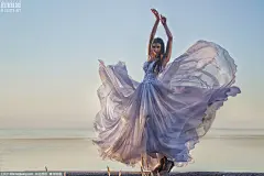 世界顶尖人像摄影师Svetlana Belyaeva 摄影作品欣赏！  俄罗斯摄影师Svetlana Belyaeva用他华丽霸气的摄影作品告诉了我们什么叫做世界顶尖水平的人像摄影师。Belyaeva是捕捉运动状态的专家，华丽的大裙摆在空中定格配上流线型的人体曲线，加上周围环境的完美衬托。像这样顶尖的人像摄影师除了在摄影技巧上十分出色外，模特，服装，外景的搭配也是十分的有讲究，华服固然能增加作品的档次，却也可能因为过于华丽而抢了作品情绪的风头，可见想要成为一个顶尖的摄影师不单单要加强自身拍摄技巧，构图以及