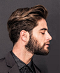 Corte de cabelo masculino liso com o topete puxado para trás e laterais mais curtas.