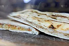 新鲜美味的意大利汉堡配上肉和生菜