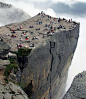挪威布道台——-蜿蜒的吕瑟峡湾（Lysefjorden）中，耸立着604米的笔直悬崖，据说是冰川时代的遗迹。 峭壁的上面是大约是长宽为25米的正方形，挪威著名旅游胜地。尽管危险巨大，但是为了保存峭壁的自然秀丽，峭壁的边缘未被修建任何安全护栏