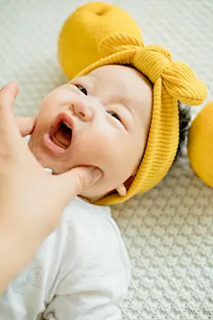 柚香柚甜

摄影：洪小漩

出镜：菲比

生完孩子后，我便和所有新手妈妈一样，再也不知道整觉为何物。

经历了宝宝住院不得不每日送奶的漫长两周后，我和阿科以及婆婆终于把菲比接回了家。

在出租车上，阿科小心翼翼抱着菲比，和我说：老婆，我觉得她都不记得我了。

我哑然失笑：她压根就还没认得你好么。

阿科对我的小小嘲弄置若罔闻，只顾着一眼盯着女儿，似乎要看个真切，确定这到底是不是我们之前送进NICU的孩子。

自从宝宝接回家，我前一个半月几乎不曾抱过她。对那么一团软乎乎的小肉肉，我着实束手无策。而且，我似乎