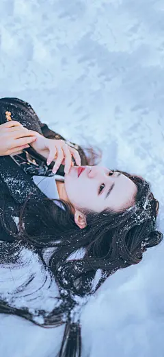 [2436×1125]女孩 雪地 写真 文艺 唯美意境 苹果手机美女壁纸图片