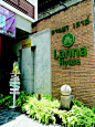 【Lanna House】塔佩路(Thaphae Rd)算是清迈市区民宿的集中地区。只要钻进马路后方的巷子，左弯右拐就能找到不同外观的平价旅馆。LannaHouse紧邻大马路边，地理位置佳。而且说是平价旅馆，仍提供代客预订行程、无线网络、素食早餐等服务，旅馆也有客房保险箱、咖啡厅等，基本配备和饭店无异（从塔佩门步行约50米可到 267
Thaphae Rd., T.Chang Klan,Muang,Chiang Mai +66-(0)53-270348
双人房每晚700B起www.lanna-hous