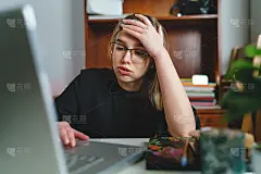 一名女青年在笔记本电脑上工作，累了，伤心了，因高考成绩不好而被拒绝了——学生抱着头，艰难地学习教育和