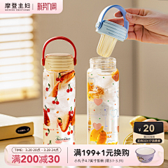 螃蟹和鱼采集到玻璃杯
